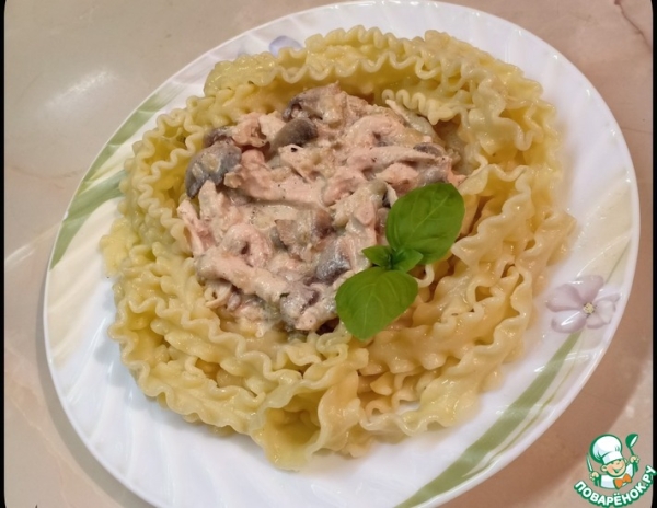 Паста с куриным филе и шампиньонами