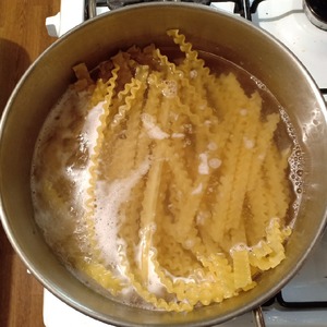 Паста с куриным филе и шампиньонами