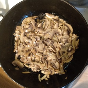 Паста с куриным филе и шампиньонами