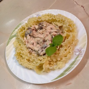 Паста с куриным филе и шампиньонами