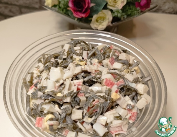 Салат из морской капусты и крабовых палочек