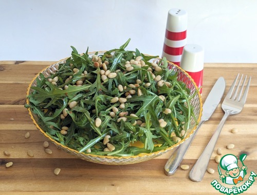 Салат с моцареллой, манго и руколой