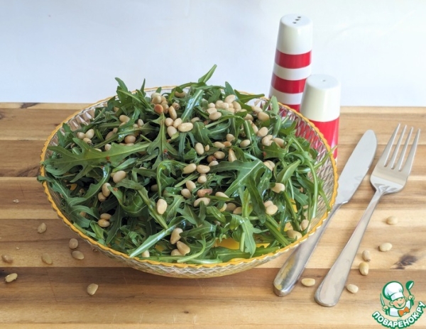 Салат с моцареллой, манго и руколой