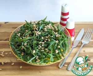 Салат с моцареллой, манго и руколой