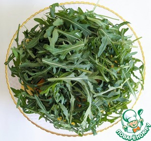 Салат с моцареллой, манго и руколой