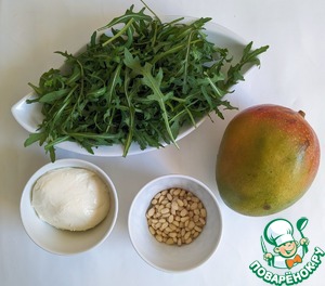 Салат с моцареллой, манго и руколой