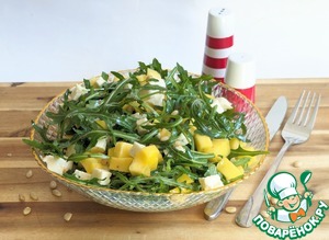 Салат с моцареллой, манго и руколой