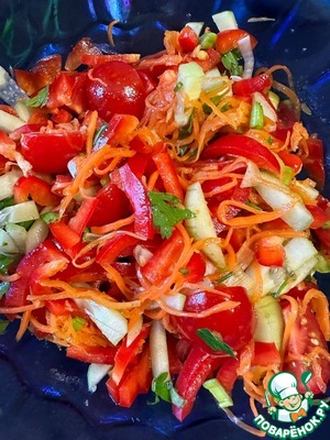 Салат с морковью и коктейльными томатами