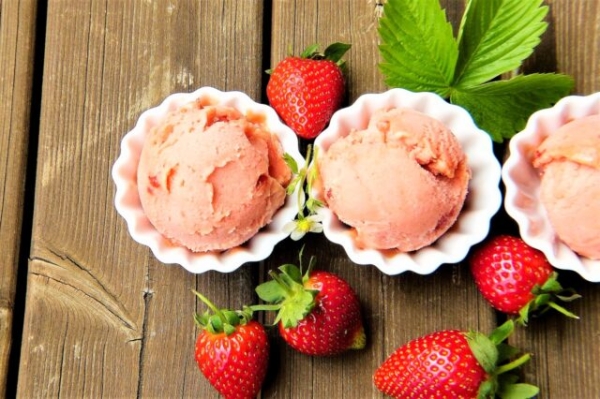 Клубничный сорбет с молоком