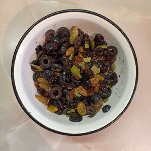 Курица в вине с изюмом и оливками