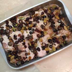 Курица в вине с изюмом и оливками