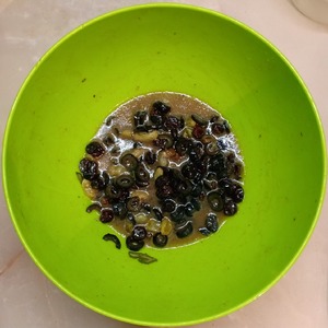 Курица в вине с изюмом и оливками