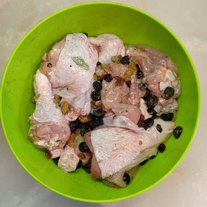 Курица в вине с изюмом и оливками