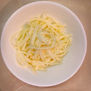 Салат из капусты с сыром чечил