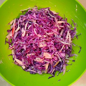 Салат из капусты с сыром чечил