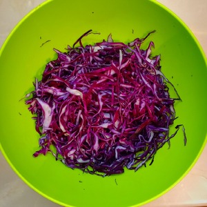 Салат из капусты с сыром чечил