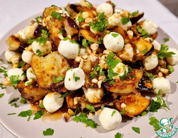 Салат с баклажанами и моцареллой Салат с баклажанами и моцареллой