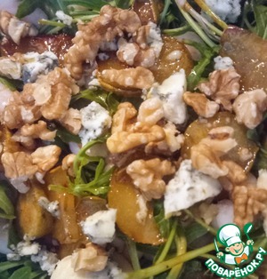 Салат с креветками и грушей