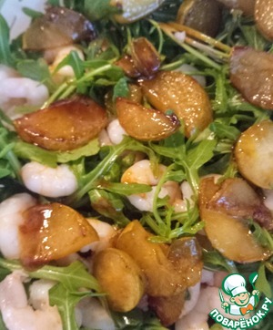 Салат с креветками и грушей