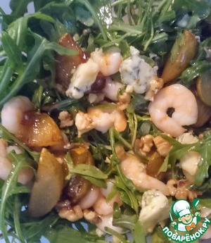 Салат с креветками и грушей