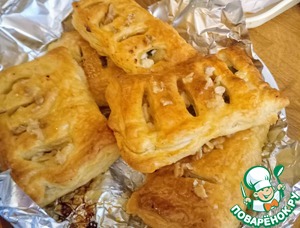 Слойки с козьем сыром и мёдом