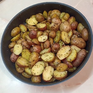 Картофель с травами в духовке