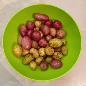 Картофель с травами в духовке