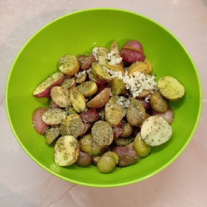 Картофель с травами в духовке