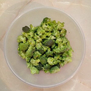 Салат из брокколи и ветчины