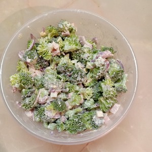 Салат из брокколи и ветчины