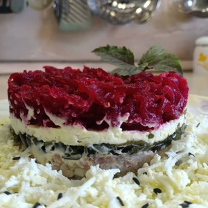 Салат с сардинами и свеклой Салат с сардинами и свеклой