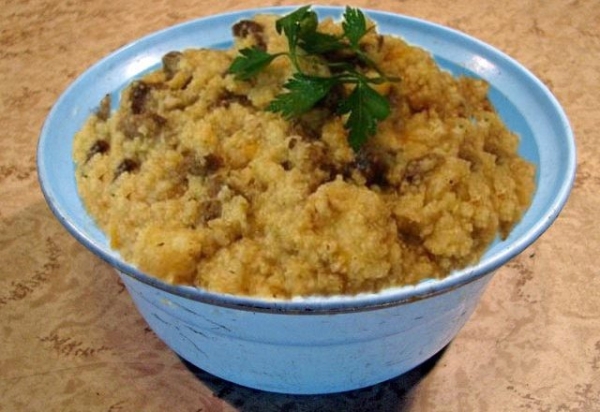 Пшенная каша с тушенкой и замороженными овощами Пшенная каша с тушенкой и замороженными овощами