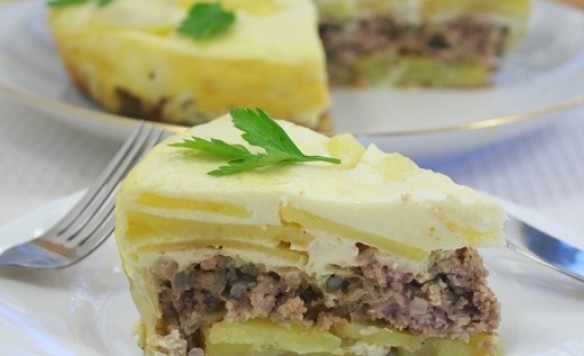Картофельная запеканка с фаршем и сметаной в мультиварке Картофельная запеканка с фаршем и сметаной в мультиварке