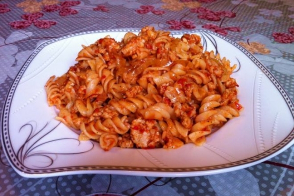 Макароны по-флотски с говяжьим фаршем в томатном соусе
