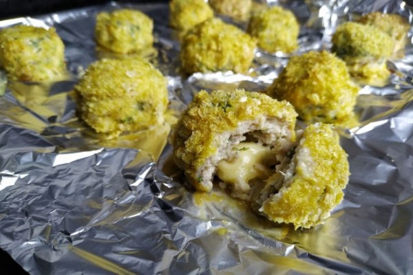 Куриные шарики из фарша с сыром в духовке