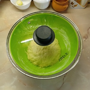 Пирог с яблоками и изюмом