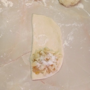 Пирог с яблоками и изюмом