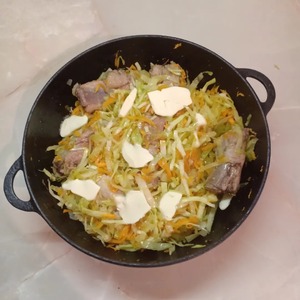 Капуста, тушеная с ребрышками