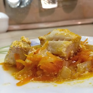 Минтай, тушеный в сметане с овощами Минтай, тушеный в сметане с овощами