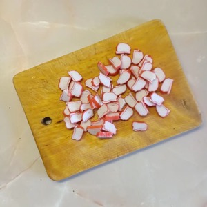 Салат с крабовыми палочками и блинчиками Салат с крабовыми палочками и блинчиками