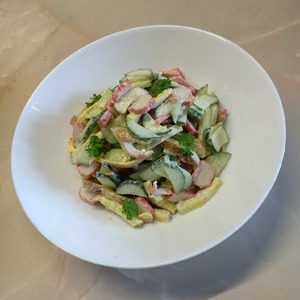 Салат с крабовыми палочками и блинчиками Салат с крабовыми палочками и блинчиками