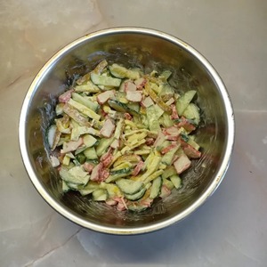 Салат с крабовыми палочками и блинчиками Салат с крабовыми палочками и блинчиками