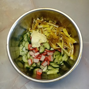 Салат с крабовыми палочками и блинчиками Салат с крабовыми палочками и блинчиками