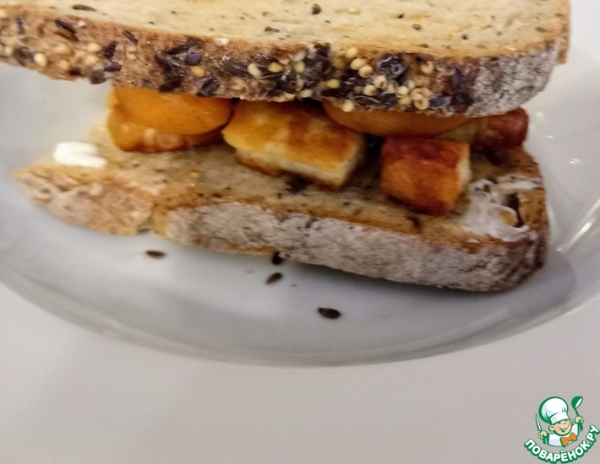 Сандвич с халуми и абрикосами Сандвич с халуми и абрикосами