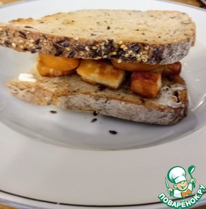 Сандвич с халуми и абрикосами Сандвич с халуми и абрикосами