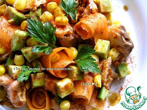 Салат с лососем, морковью и авокадо