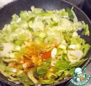 Слойки с луком-пореем и крабовым мясом