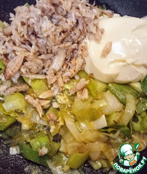 Слойки с луком-пореем и крабовым мясом