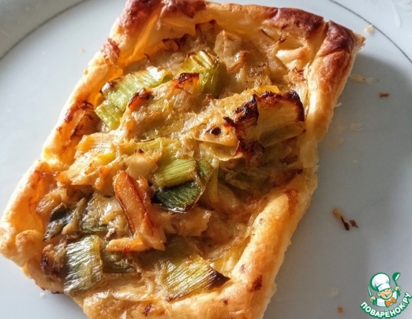 Слойки с луком-пореем и крабовым мясом