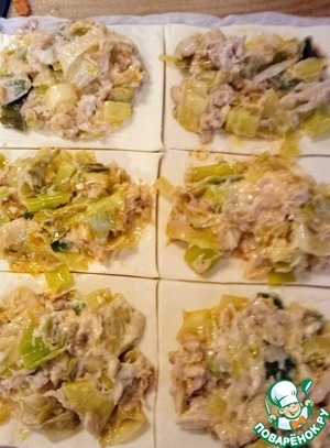 Слойки с луком-пореем и крабовым мясом